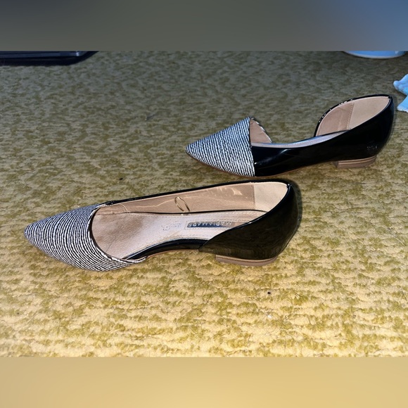 FREE W/ $10+ Purchase: MARIAMARE Black and White Flats - Picture 2 of 3